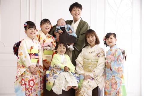 “5児の父”エハラマサヒロ、長女＆次女＆三女と豪華な衣装で登場「三姉妹かわいい！」