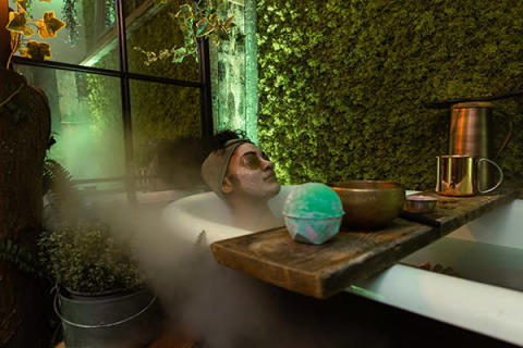緑に囲まれた入浴体験ができる、LUSH SPA新宿店の『BOOK A BATH』