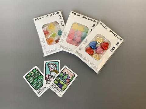 友達へのお土産にぴったりな、ポーラ美術館の名画カードとお菓子がセットになった「POLARTSWEETS」