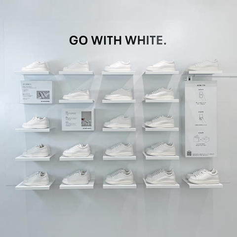 白スニーカーのD2C「GO WITH WHITE」ポップアップストアの店内