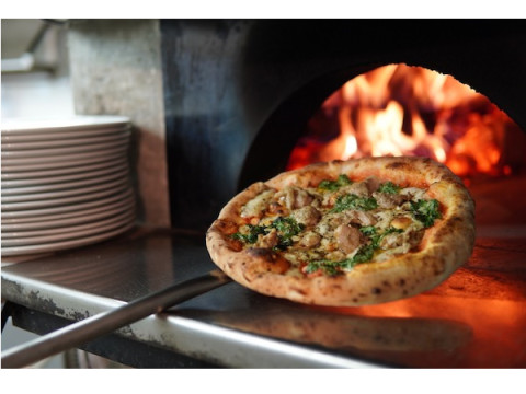 「森とスパイス」から、スパイスカレー屋が作る本気の冷凍薪窯ピッツァが新登場！