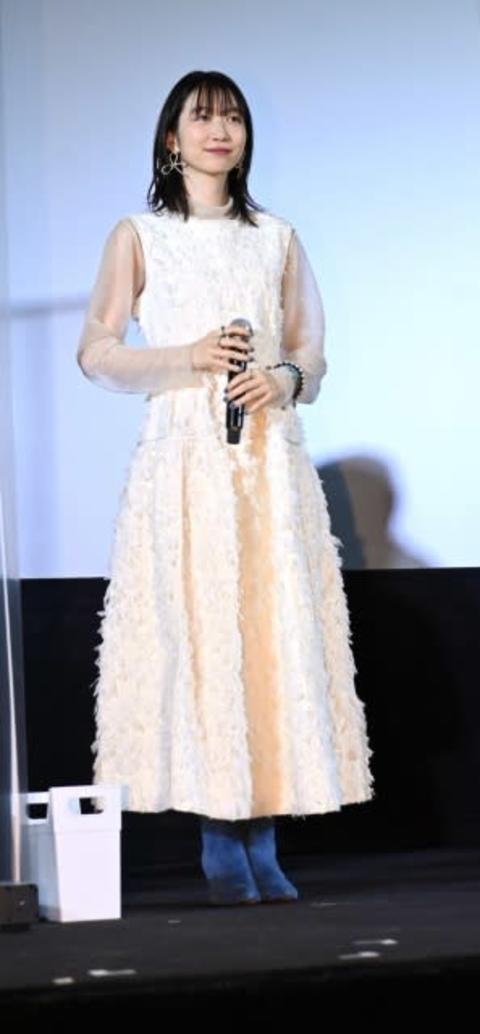 岡本夏美“お嬢様”な衣装で登場　純白ワンピースで透け袖披露