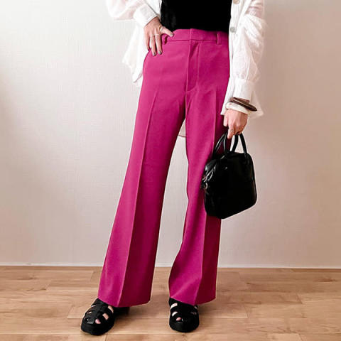 ユニクロ「ドレープ フレアパンツ」のピンクカラーを穿いた女性
