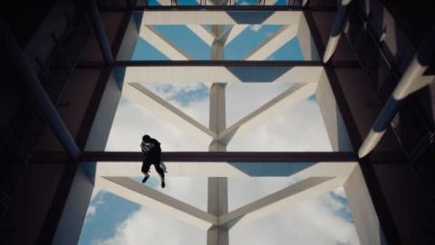 米津玄師、圧倒的映像美の「Ｍ八七」MV公開　日常と重力が歪んだ世界を超現実的に表現