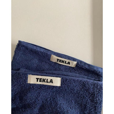 ネイビーカラーの「TEKLA」のタオル