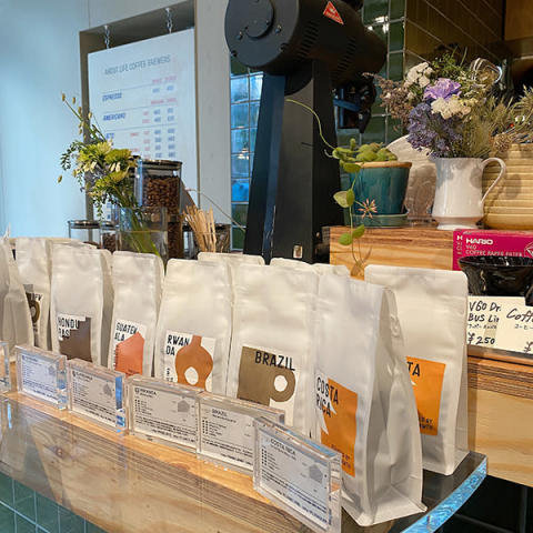 「ABOUT LIFE COFFEE BREWERS 渋谷一丁目」に並べられているコーヒー豆