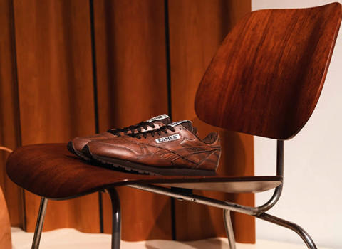 EAMESの最も代表的な作品のひとつ、『イームズラウンジチェア＆オットマン』からインスピレーションを受けたEames Classic Leather 「Rosewood」