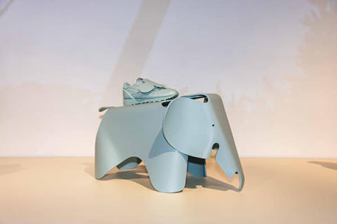 インパクト絶大な、ゾウ型の遊び道具をモチーフにしたEames Classic Leather「Elephant Pack」