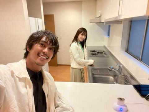 “新妻”島崎遥香と新居のキッチンで2ショット　“夫”の佐野岳が期待「どんなご飯作ってくれるのかなー」