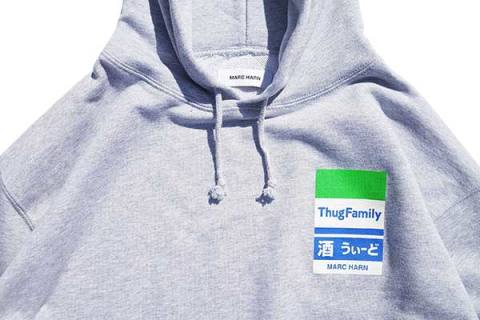 MARC HARNのフーデッドスウェット「ThugFamily Logo Hooded Sweatshirt」は、ユーモアあふれる胸元のロゴデザインが特徴