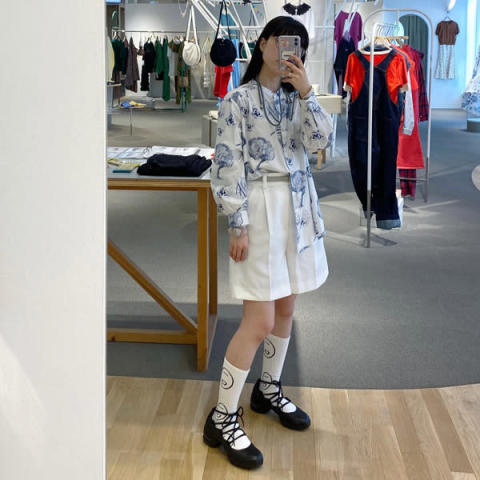 平山昌尚さんが描くHIMAA × socks appealのコラボ靴下のショートパンツとロングソックスコーデ。