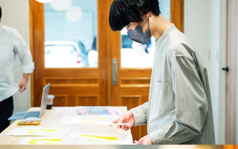 「onten〜ondo branding park〜」内の「RISO ART STUDIO」でアート体験をする様子