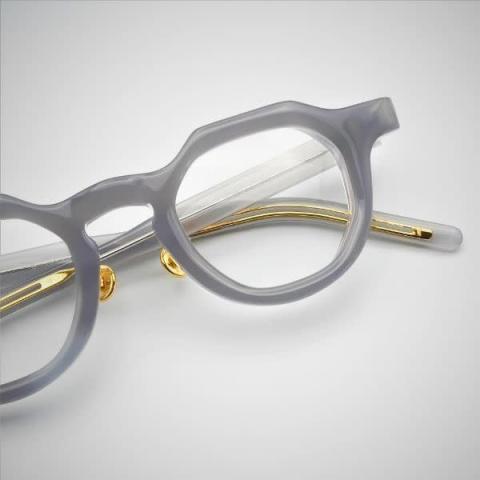 眼鏡ブランド「Filton」のフレームと鼻パッド部分