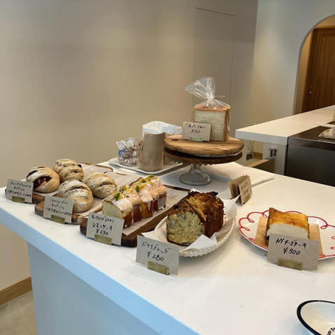 Lily's Cafeのカウンターに並べられたパンと焼き菓子