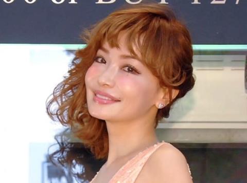 51歳・平子理沙、白キャミ姿に反響「ぶち可愛い」「憧れの女性です！」