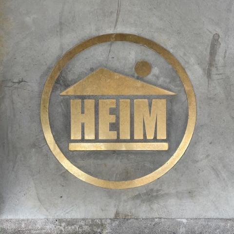 下高井戸のカフェ「HEIM」の入口ドアの床にある、お店のロゴ