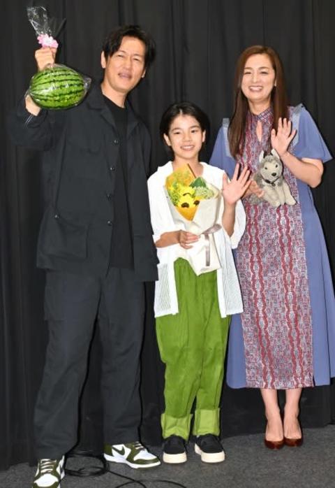 井浦新＆尾野真千子、初共演で夫婦役　子役にデレデレで親の顔に「お母さんと呼ばないと1万円だからね」