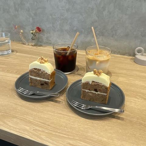 高円寺にあるカフェ「AIMU」で食べられるキャロットケーキ