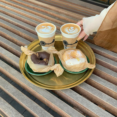 表参道GYRE内のカフェ「little cloud coffee」のテラス席で食べるドーナツとコーヒー