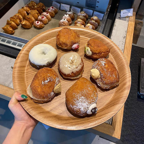 渋谷にある「I'm donut?」の2号店でドーナツを選んでいる様子