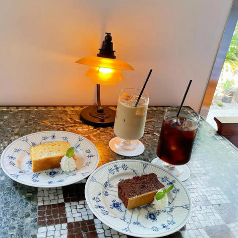 東京の代官山に新しくできた「Lurf MUSEUM」の「パウンドケーキ / チーズ」「パウンドケーキ / チョコレート」「アイスカフェラテ」「アイスコーヒー」の写真。