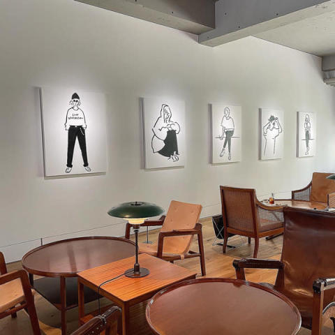 東京の代官山に新しくできた「Lurf MUSEUM」のギャラリーが見えるカフェスペースの様子。