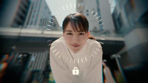 綾瀬はるか、顔認証で愛らしい笑顔　技術発展にワクワク「驚きの多い未来が早く来てほしい」