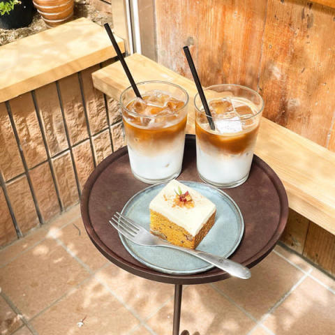 高田馬場駅にあるカフェ「地球を旅するカフェ (Coffee journey & Bake) 」のキャロットケーキ。