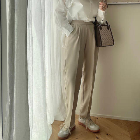 KACCH.で販売されている、ジャーマントレーナーを履いたきれいめカジュアルコーデの女性