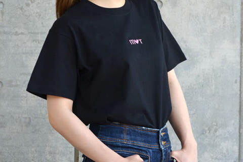 オーダーメイド刺繍Tシャツ「SISHU」のブラックを着用した女性