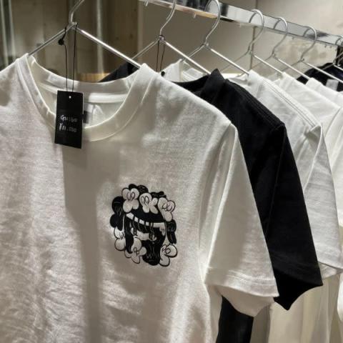 「goodnight5tore」とアーティストの田中かえさんがコラボした「Tシャツ」
