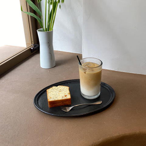 「私立珈琲小学校 錦糸公園校舎」のカフェラテとアールグレイオレンジケーキ