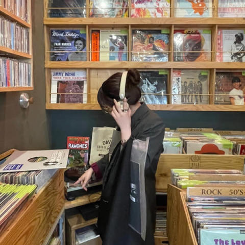 京都にあるレコードカフェ「DAVADA COFFEE&RECORDS」で女性が音楽を聴く様子。