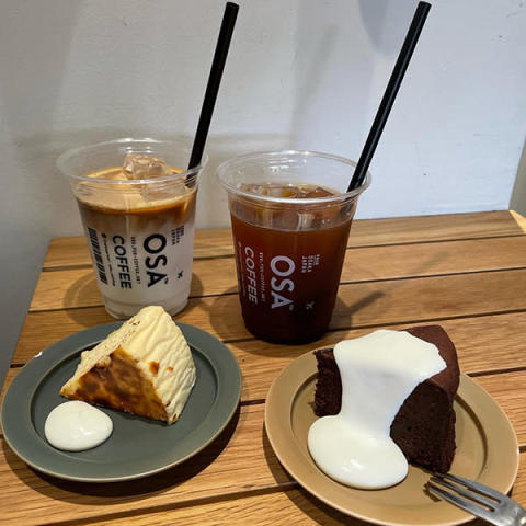 カップもおしゃれな大阪カフェOSA Coffeeのアイスドリンクとケーキ