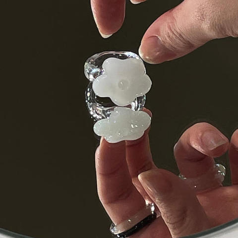 ガラスアクセサリー「TAYUMi」の「flower glass ring」
