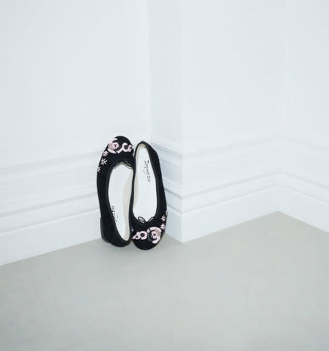 Repettoの「Black and Pink Collection」の「エンブロイダリー」