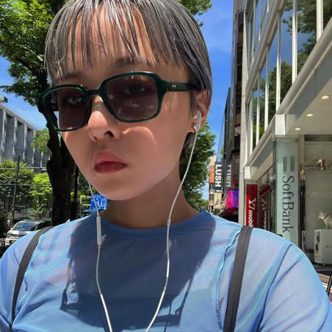 日本のアイウェアブランド「BLANC..」のサングラスをかけた女性