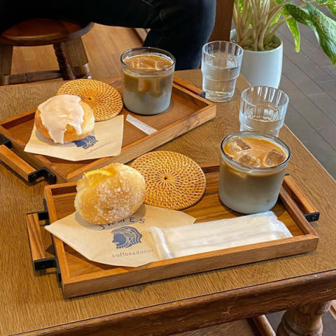 西部新宿選沿いの新所沢にあるカフェ「JAMES coffee&donut（ジェイムス コーヒー&ドーナツ）のイートインの様子。