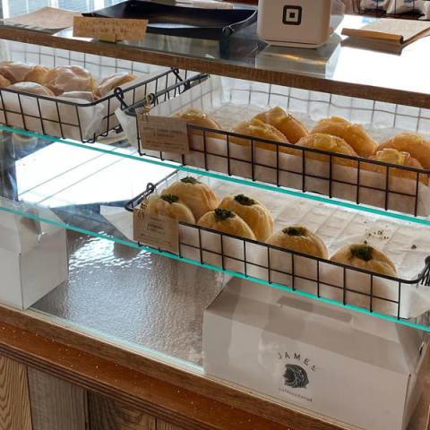 西部新宿選沿いの新所沢にあるカフェ「JAMES coffee&donut（ジェイムス コーヒー&ドーナツ）の陳列されたドーナツ写真。