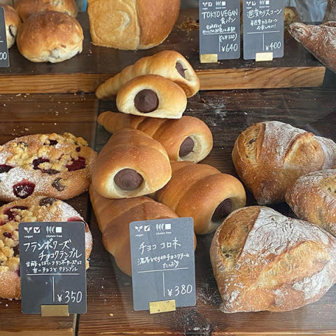 下北沢のヴィーガンベーカリー「Universal Bakes and Cafe」の店内に並ぶ豊富なパン