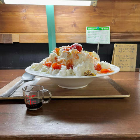 高円寺にある「カキ氷 フウリン堂」のお食事系かき氷「トマトとクリームチーズソース」。