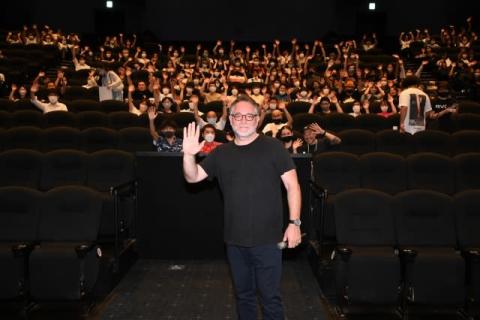 映画『ジュラシック・ワールド』コリン・トレボロウ監督、公開初日に劇場を電撃訪問