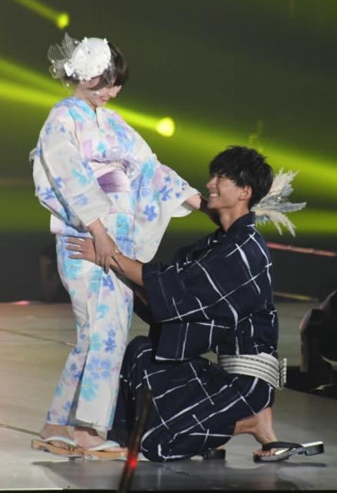第2子妊娠中の重川茉弥、ふっくらお腹にまえだしゅんがキス＆ハグ　“しゅんまや”夫婦が公開イチャイチャ