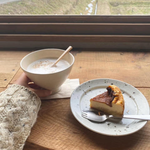 古い倉庫をリノベーションした兵庫県丹波篠山にある「おやつ 晴レノ日​​​​​​」で人気の塩バスクチーズケーキ