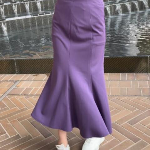 GUから展開されている「カットソーマーメイドロングスカート」の『パープル』の裾が広がっている様子