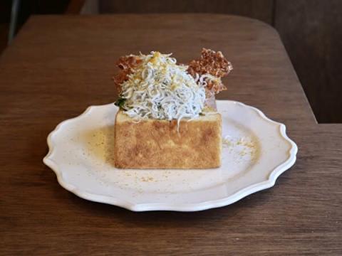 鎌倉・由比ガ浜にオープンしたパンとエスプレッソと由比ガ浜商店のしらすトーストセット