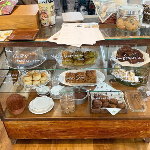 阿佐ヶ谷にオープンしたカフェ「EMU Bakehouse」の焼き菓子が並んでいるショーケース。