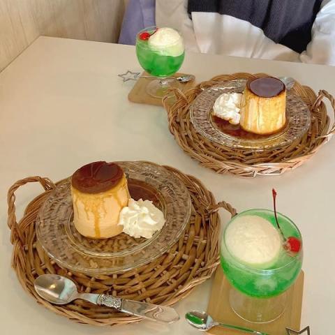 神奈川・茅ヶ崎にあるプリン王子M&Kの大きなサイズのプリンとクリームソーダのセット
