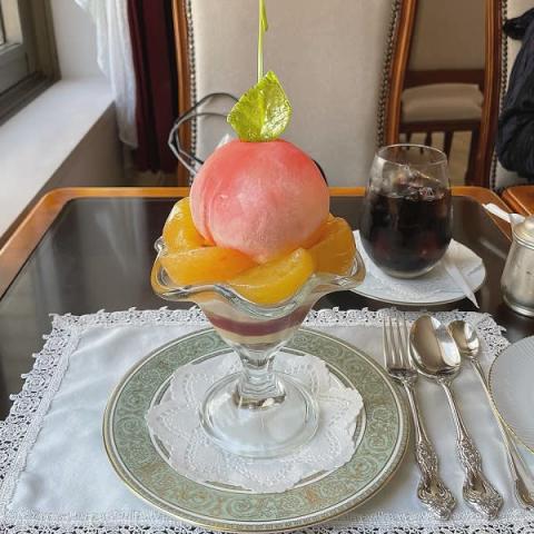 東京・御茶ノ水にある山の上ホテルの中のコーヒーパーラーヒルトップの白桃パフェ