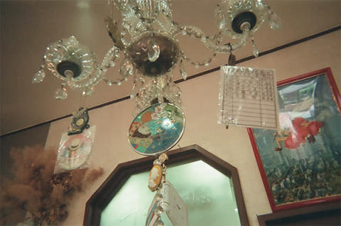 聖蹟桜ヶ丘の「ノア洋菓子店」の店内に飾られたシャンデリア